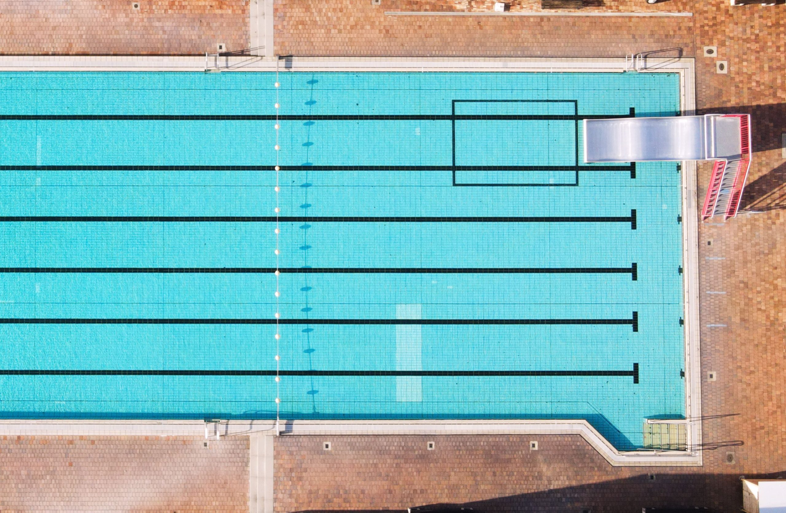 Vue aérienne piscine cristalline avec plongeoir