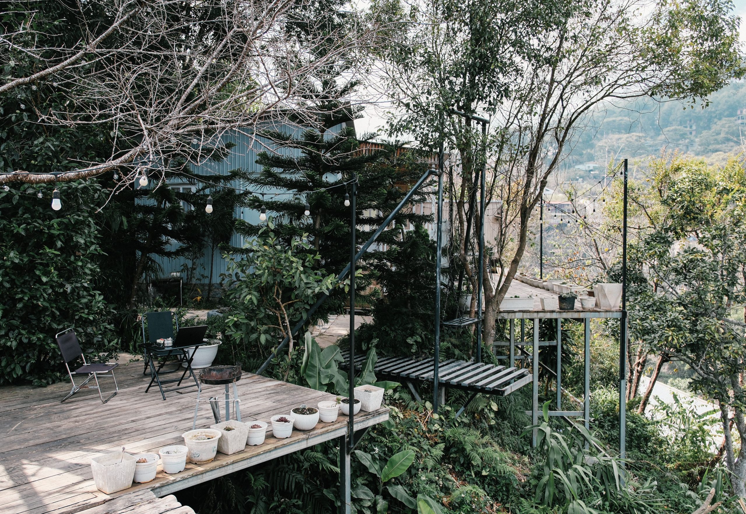 Terrasse rustique entourée de plantes en pots